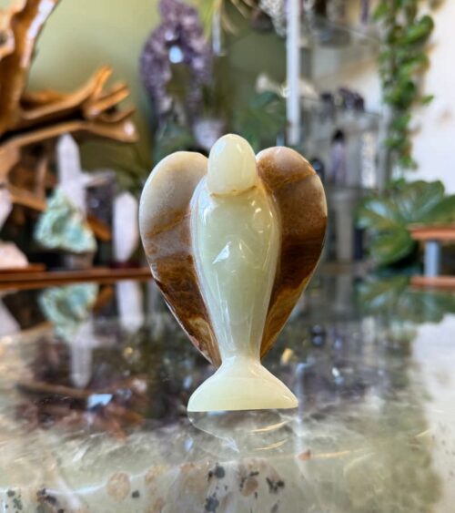 Green Onyx Angel promotes emotional strength, resilience, and stability, making it an ideal companion for those navigating life’s challenges