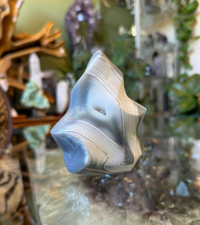 The energy of an Orca Agate Crystal Flame is both transformative and soothing, with a unique ability to bring balance, healing, and emotional clarity.